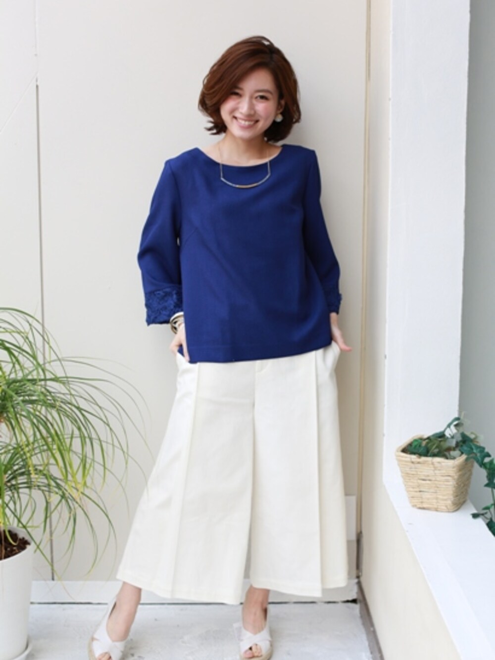 ホワイト系のTシャツ/カットソーを着用したレディースの春コーディネートの1枚目の写真