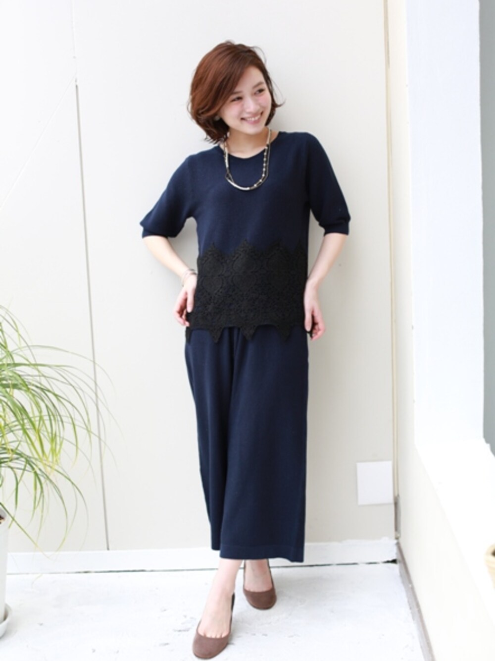 グリーン系のTシャツ/カットソーを着用したレディースの春コーディネートの1枚目の写真