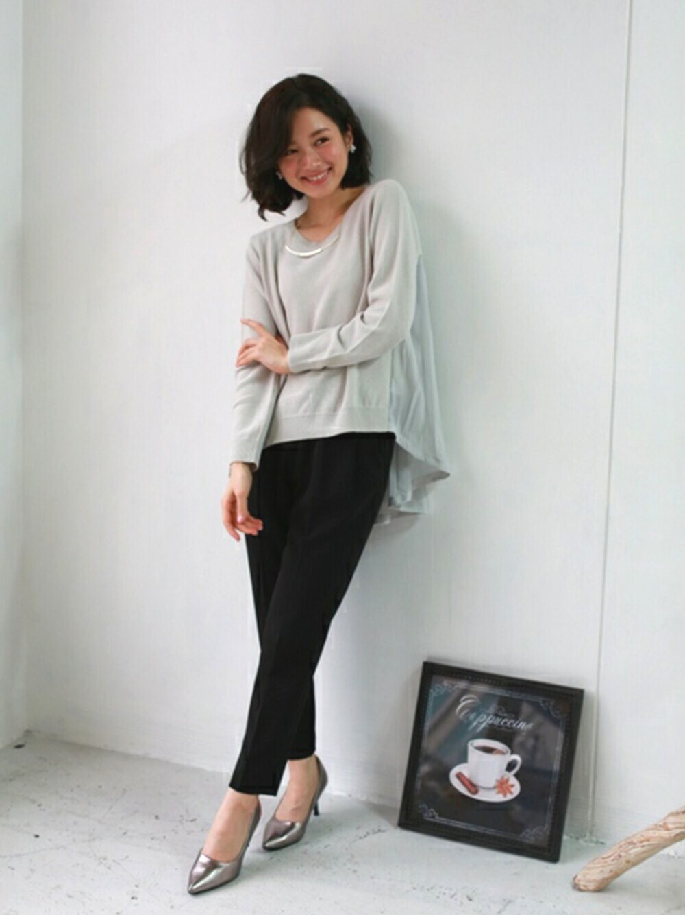 グレー系のニット/セーターを着用したレディースの春コーディネートの1枚目の写真