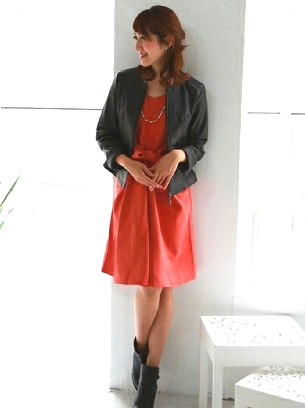 グリーン系のワンピースを着用したレディースの春コーディネートの1枚目の写真