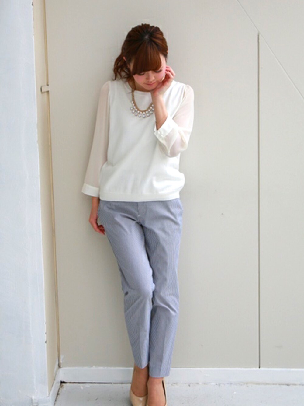 ホワイト系のカーディガン/ボレロを着用したレディースの春コーディネートの1枚目の写真