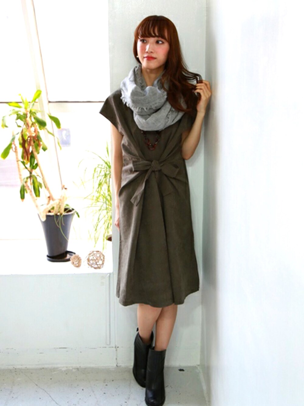 グリーン系のワンピースを着用したレディースの春コーディネートの1枚目の写真