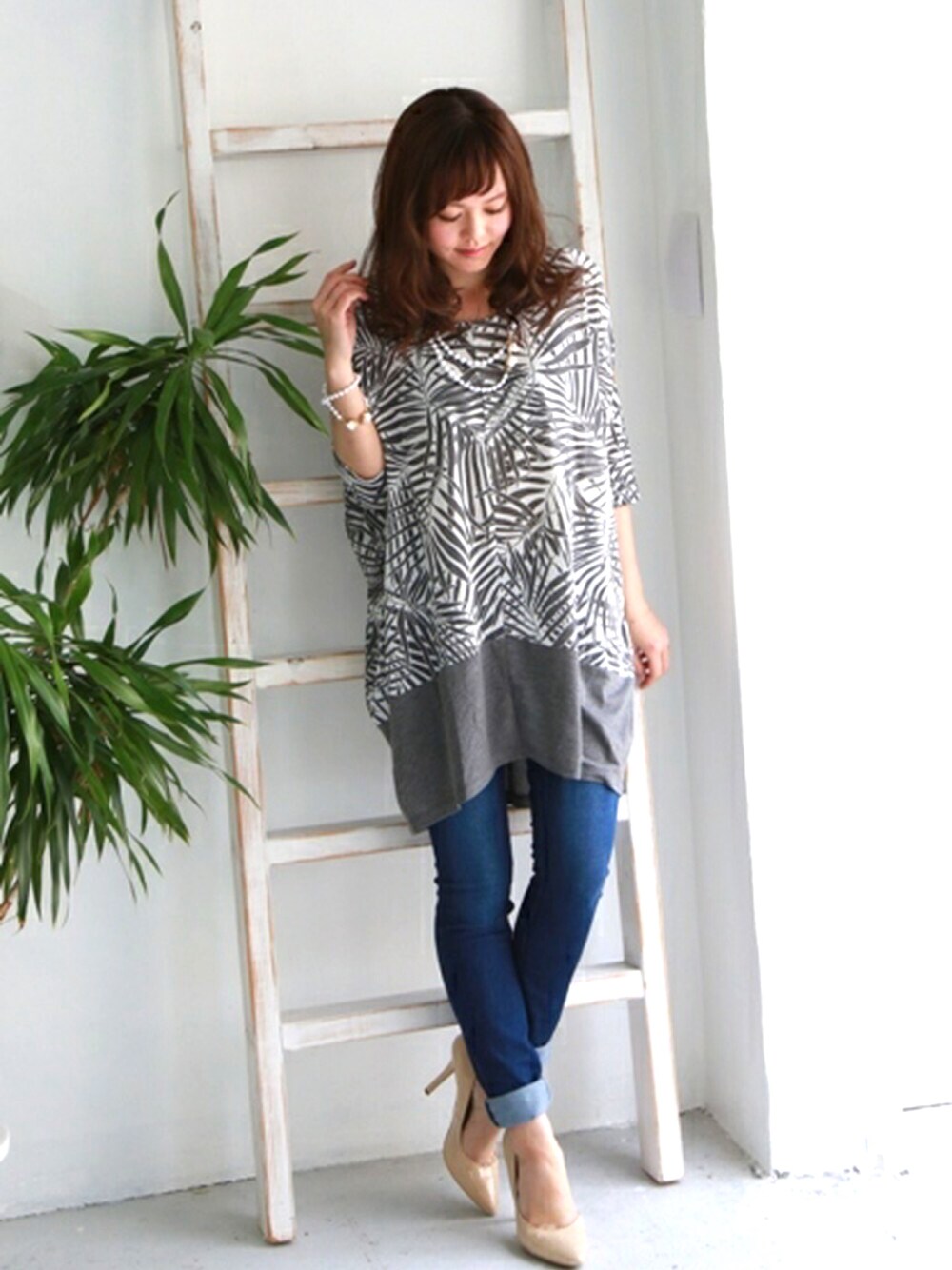 ブラウン系のTシャツ/カットソー、ブルー系のデニムパンツを着用したレディースの春コーディネートの1枚目の写真