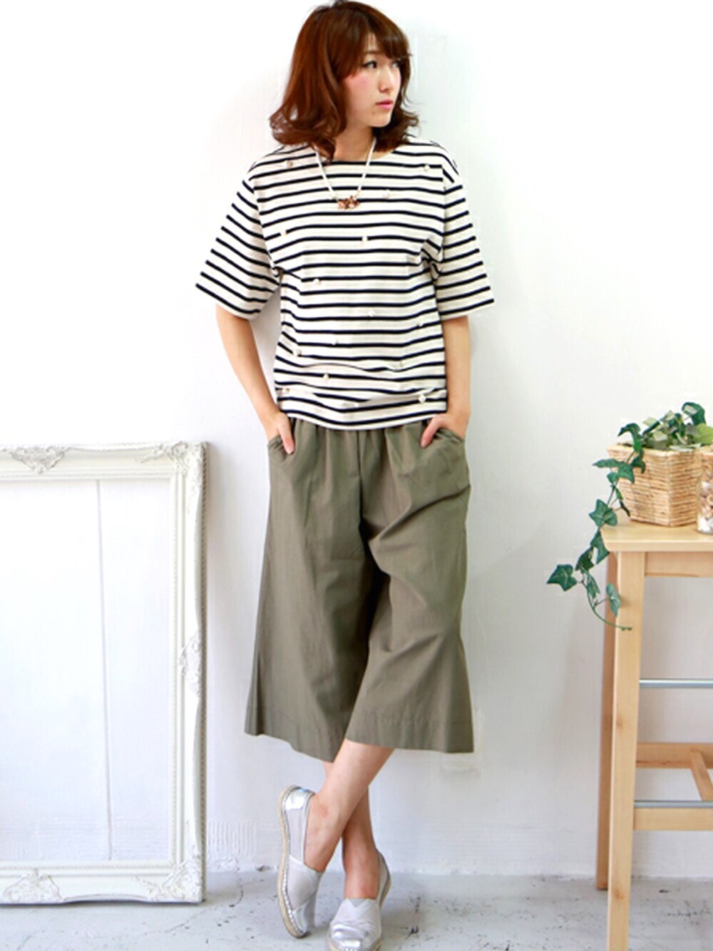 ブラック系のTシャツ/カットソーを着用したレディースの春コーディネートの1枚目の写真