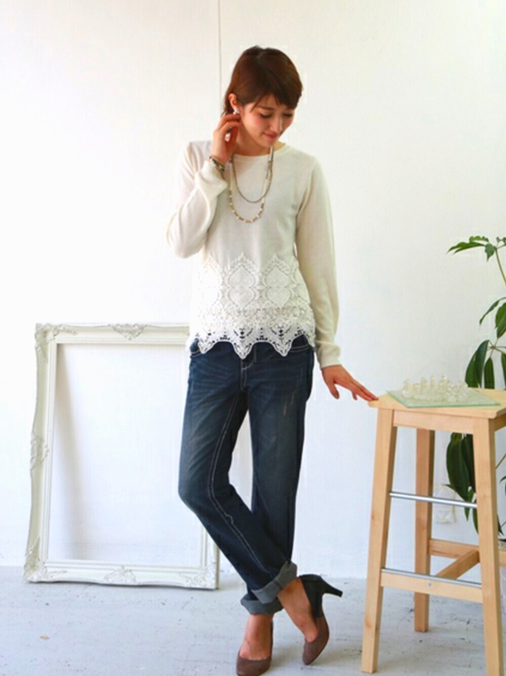 ブルー系のニット/セーター、ブルー系のデニムパンツを着用したレディースの春コーディネートの1枚目の写真