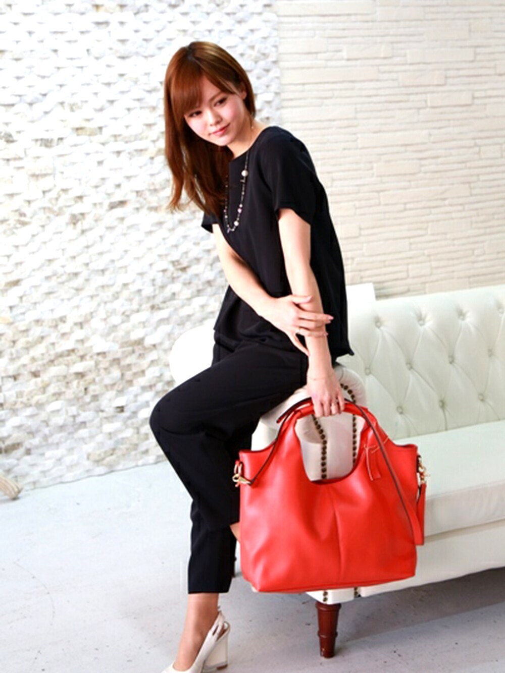 グリーン系のショルダーバッグを着用したレディースの春コーディネートの1枚目の写真