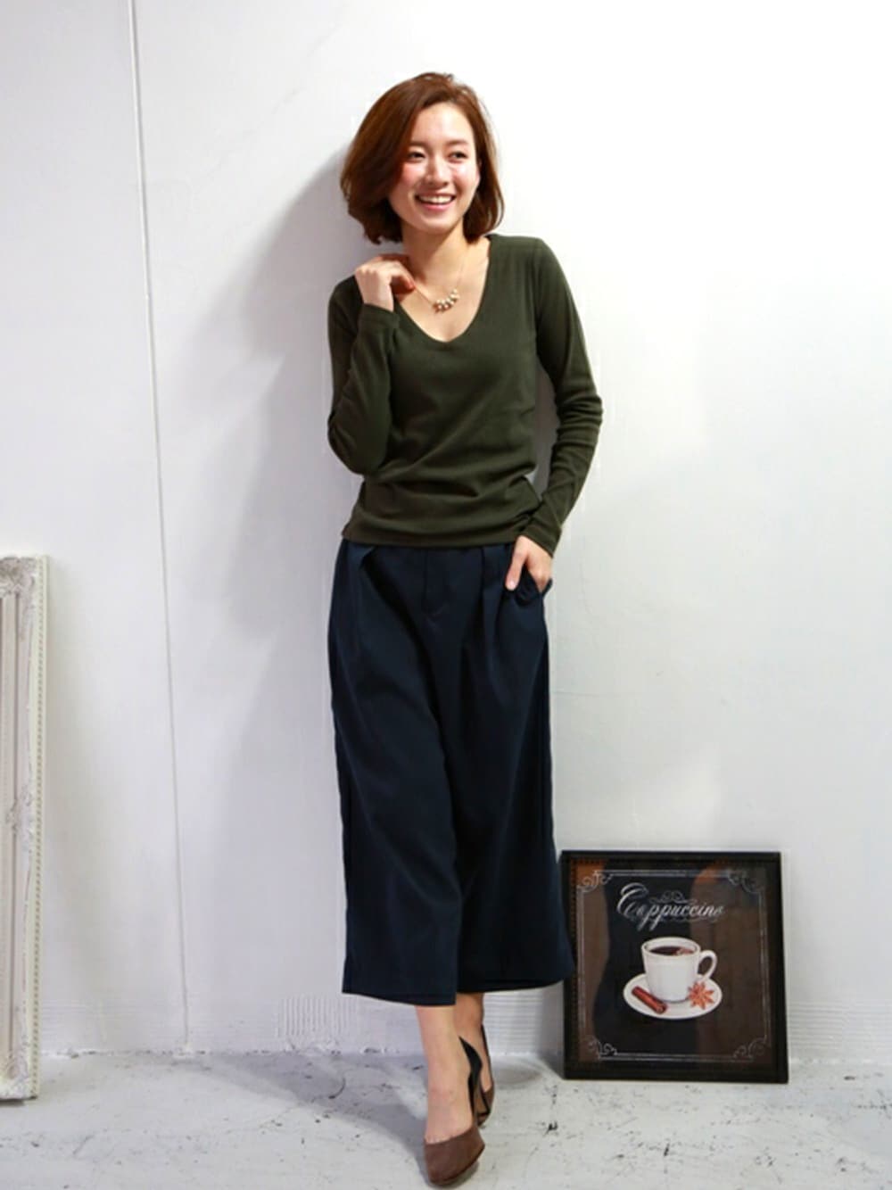 グリーン系のTシャツ/カットソーを着用したレディースの春コーディネートの1枚目の写真