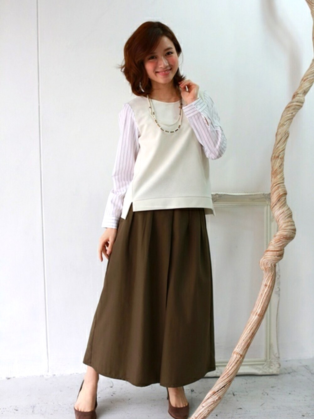 グリーン系のその他パンツを着用したレディースの春コーディネートの1枚目の写真