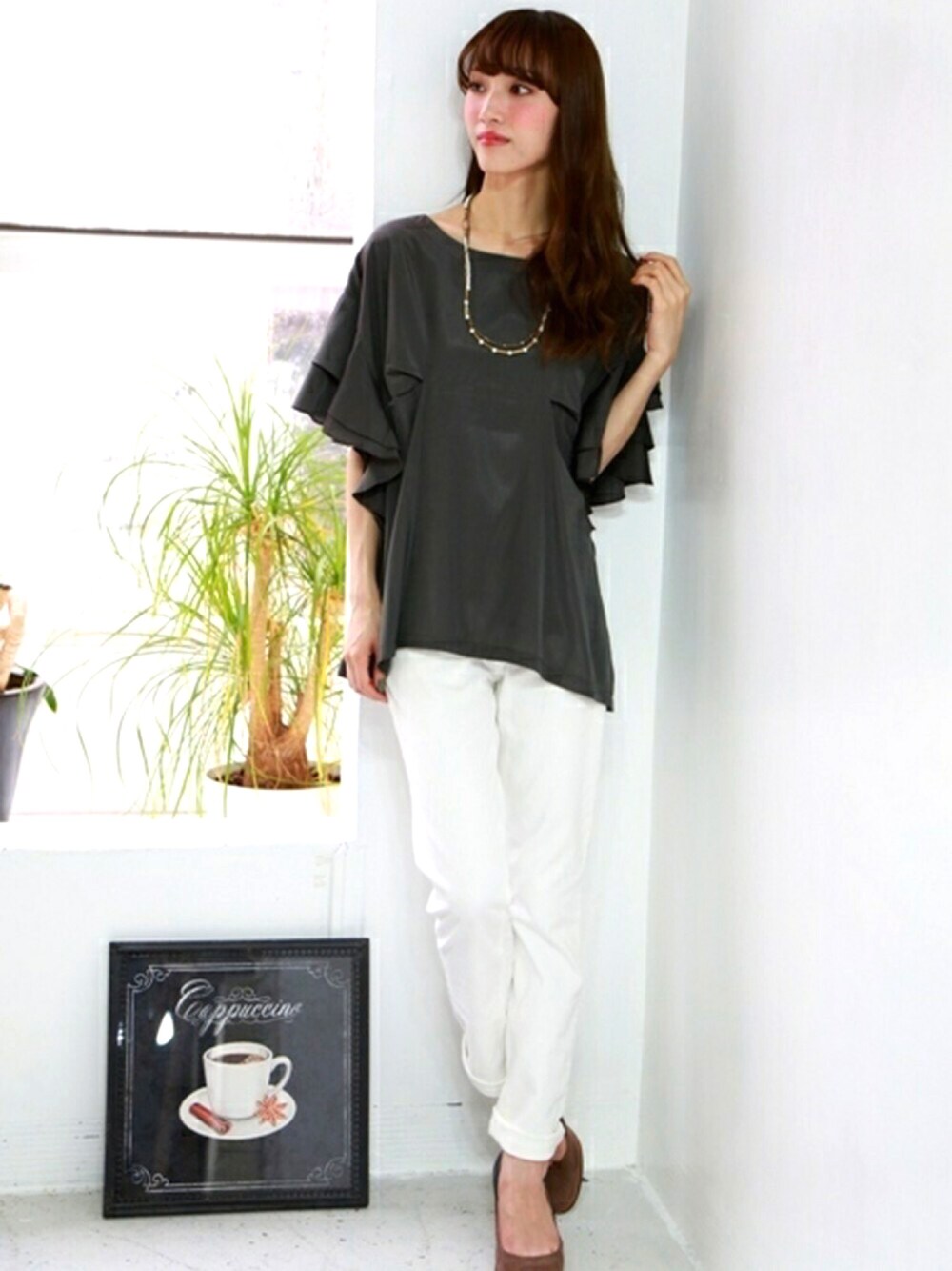 グリーン系のシャツ/ブラウスを着用したレディースの春コーディネートの1枚目の写真