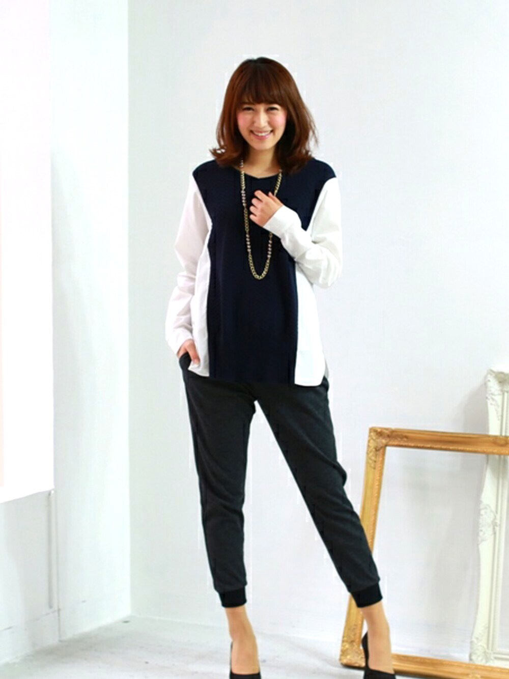 グレー系のシャツ/ブラウスを着用したレディースの春コーディネートの1枚目の写真