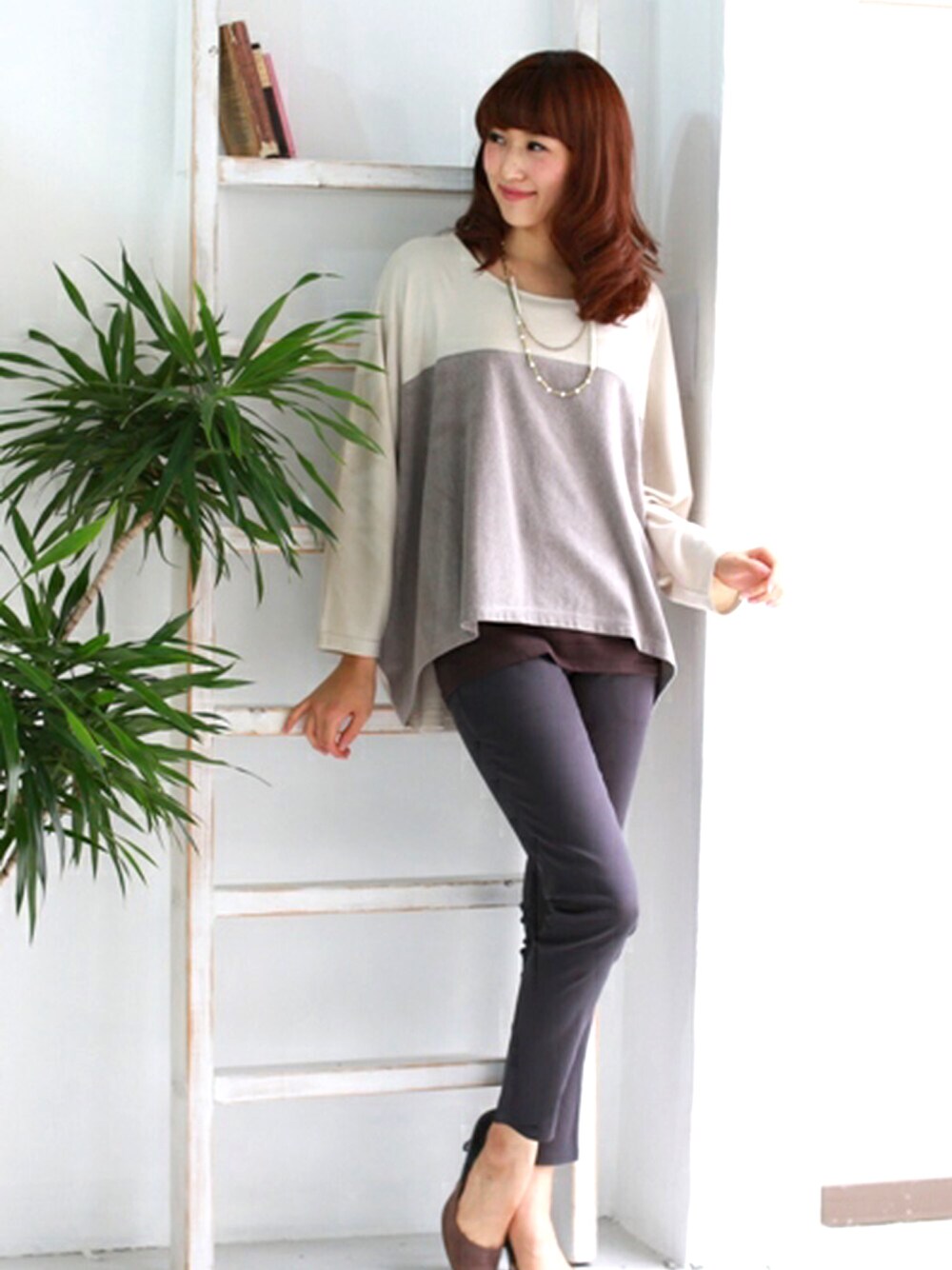グレー系のTシャツ/カットソー、グレー系のその他パンツを着用したレディースの春コーディネートの1枚目の写真