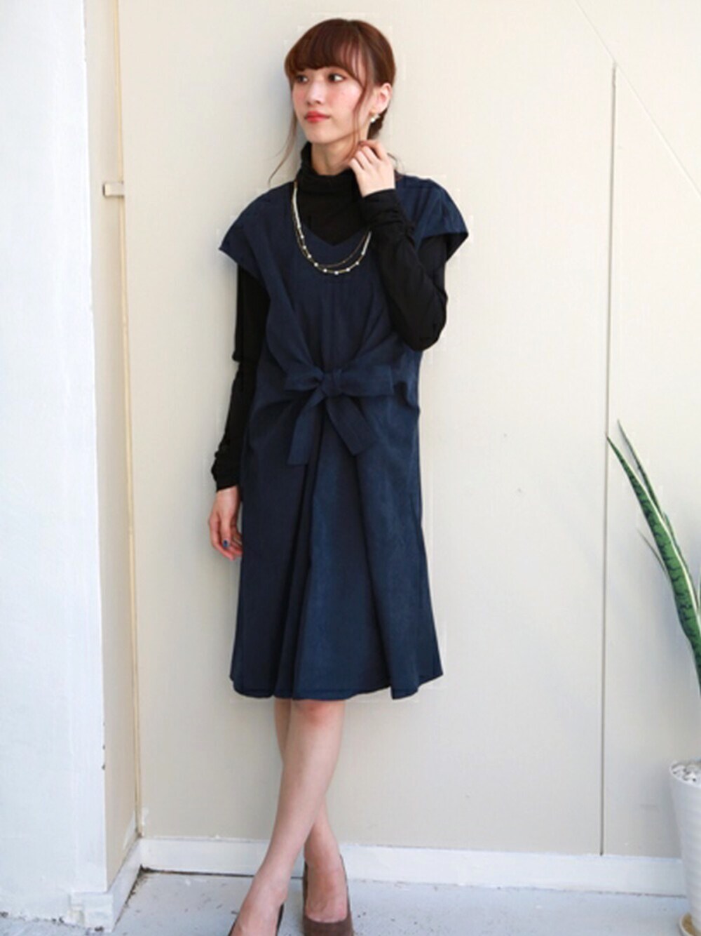 グリーン系のワンピースを着用したレディースの春コーディネートの1枚目の写真