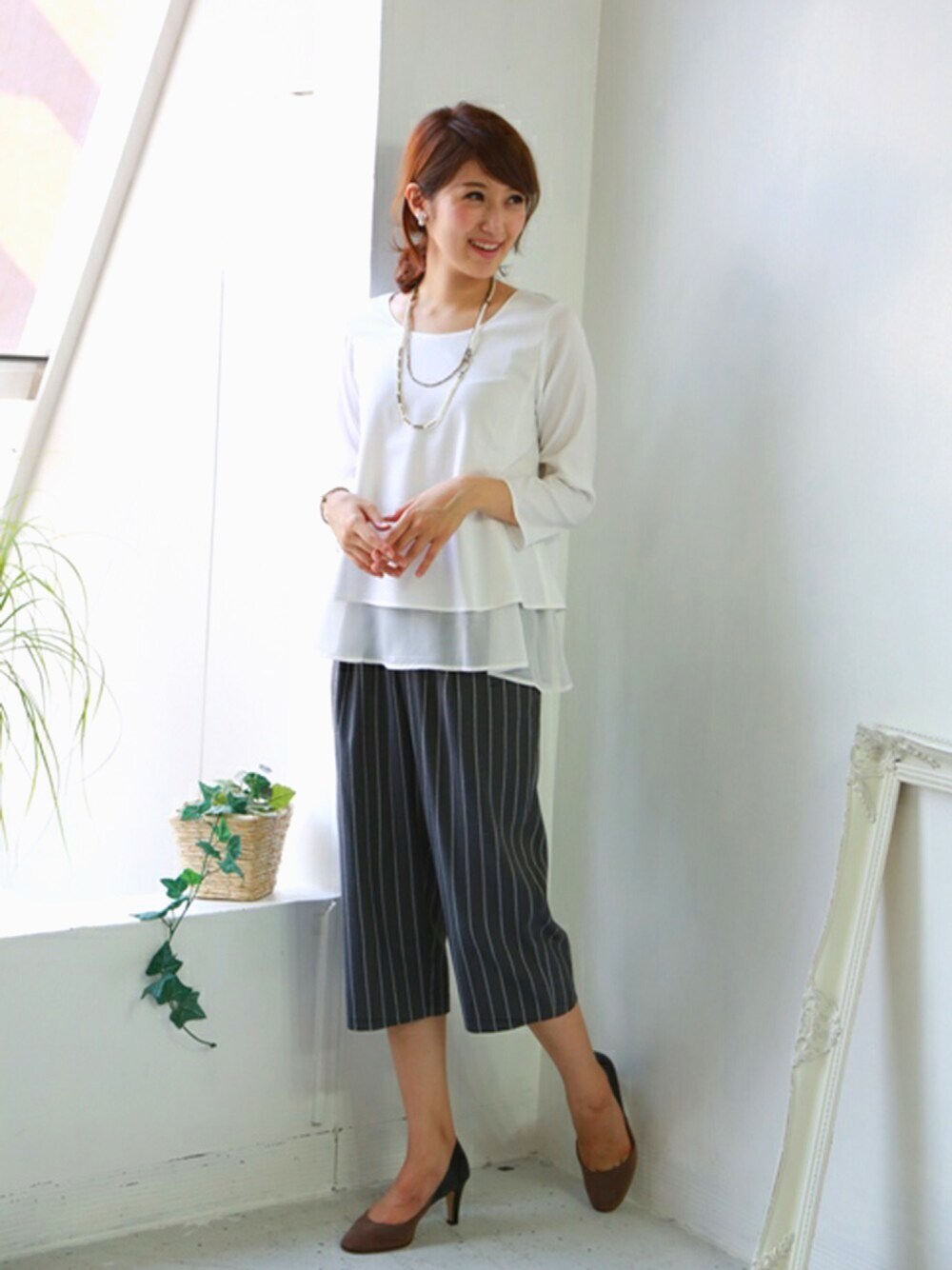 ピンク系のTシャツ/カットソーを着用したレディースの春コーディネートの1枚目の写真
