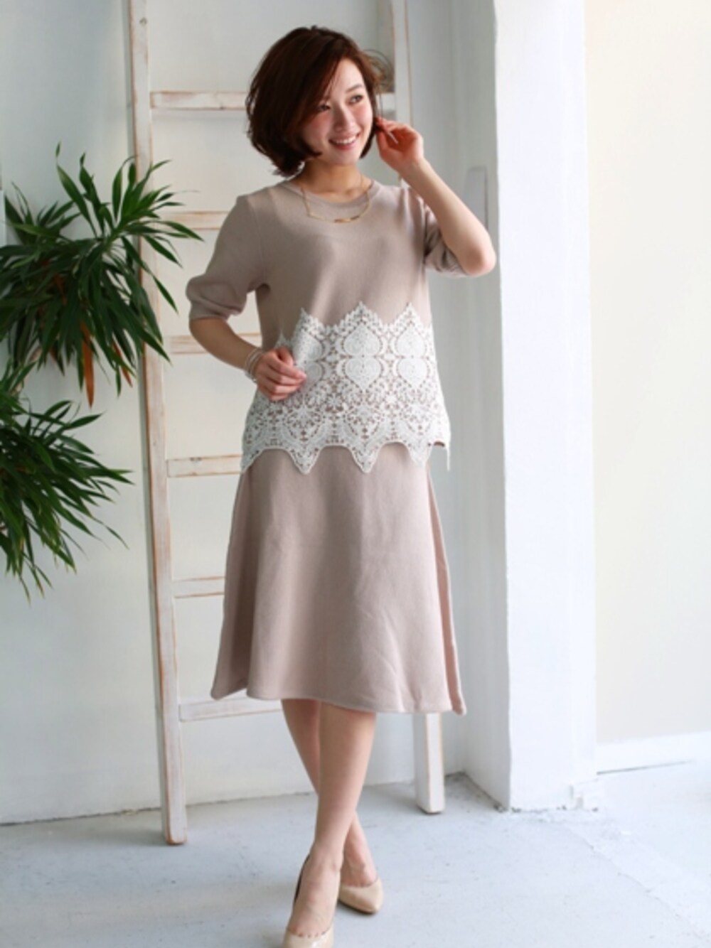 グレー系のワンピースを着用したレディースの春コーディネートの1枚目の写真