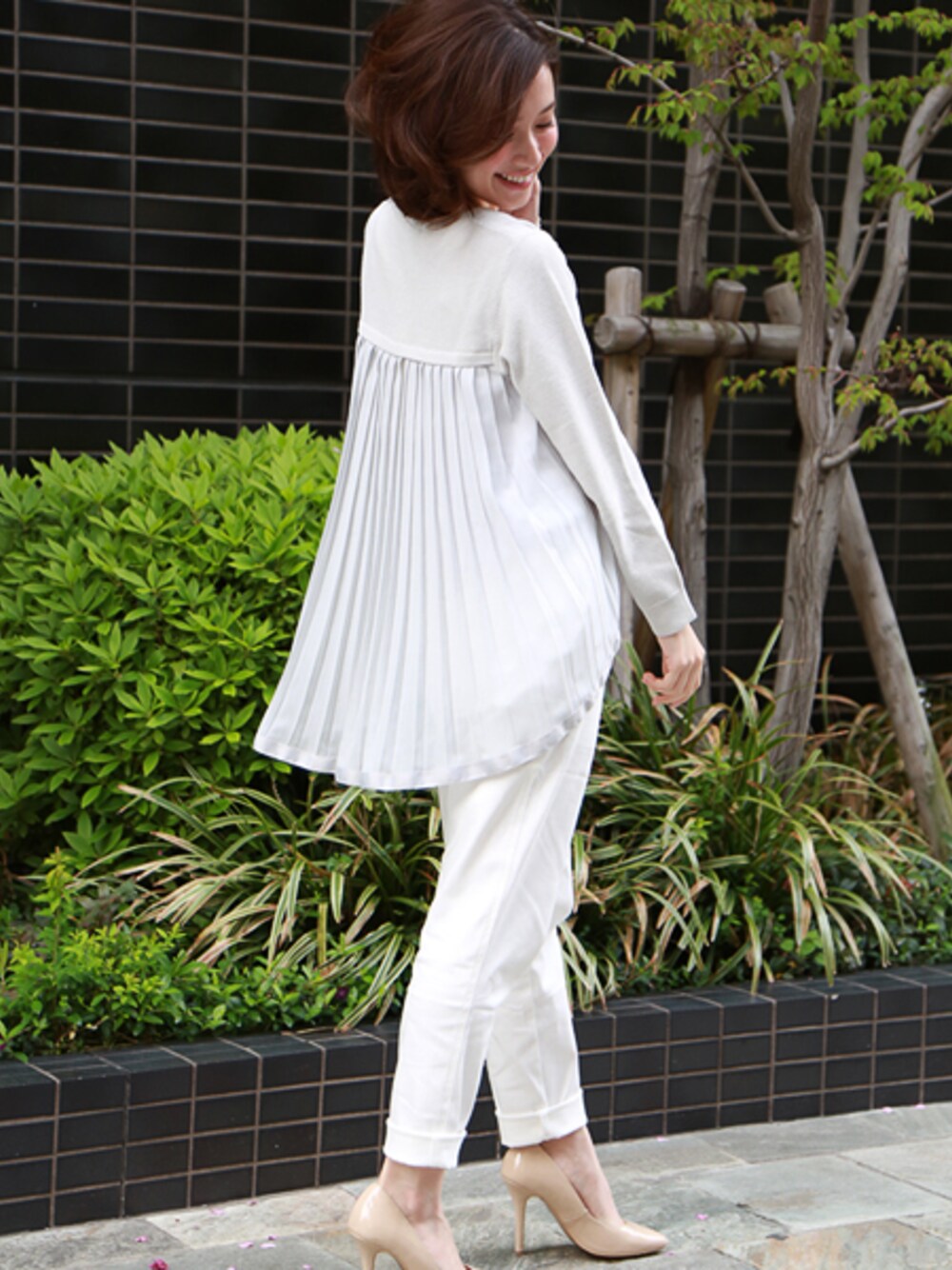 グレー系のニット/セーターを着用したレディースの春コーディネートの1枚目の写真