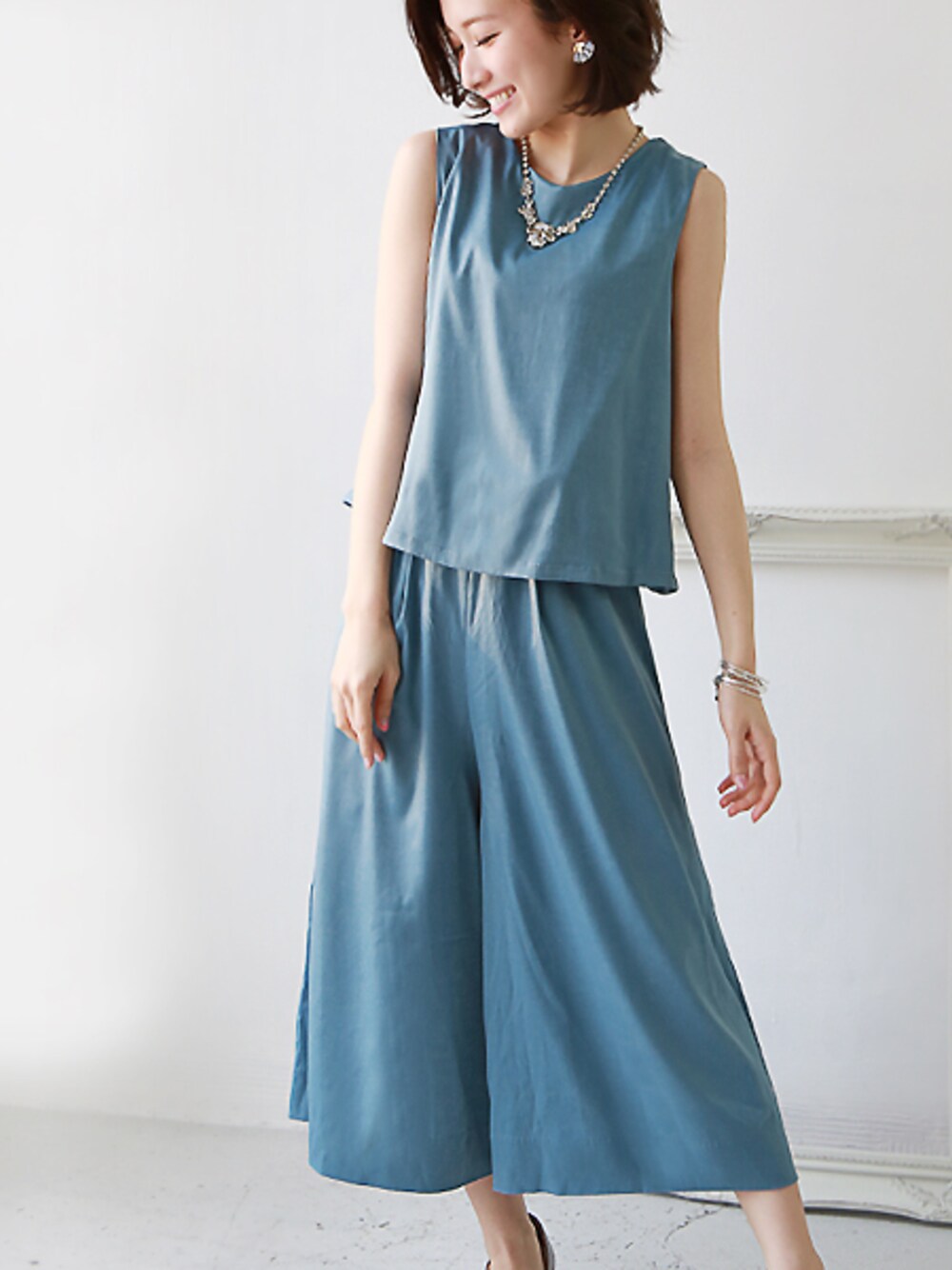 ブルー系のワンピースを着用したレディースの春コーディネートの1枚目の写真