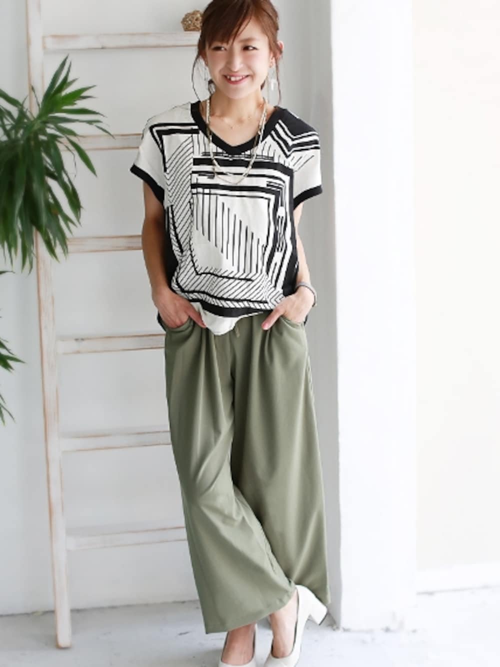 ベージュ系のパンプス、ホワイト系のTシャツ/カットソー、ゴールド系のネックレスを着用したレディースの春コーディネートの1枚目の写真
