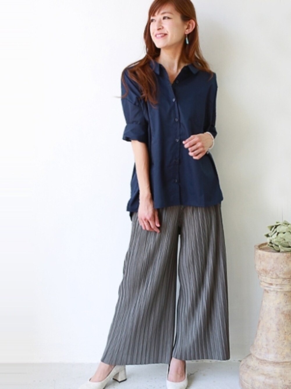 ブルー系のシャツ/ブラウス、グレー系のその他パンツ、ベージュ系のパンプスを着用したレディースの夏コーディネートの1枚目の写真