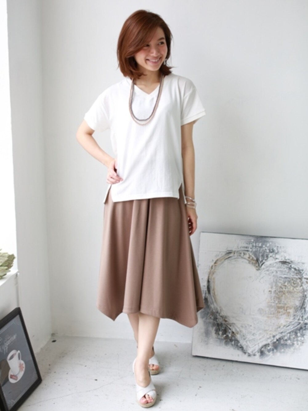 ホワイト系のTシャツ/カットソーを着用したレディースの夏コーディネートの1枚目の写真