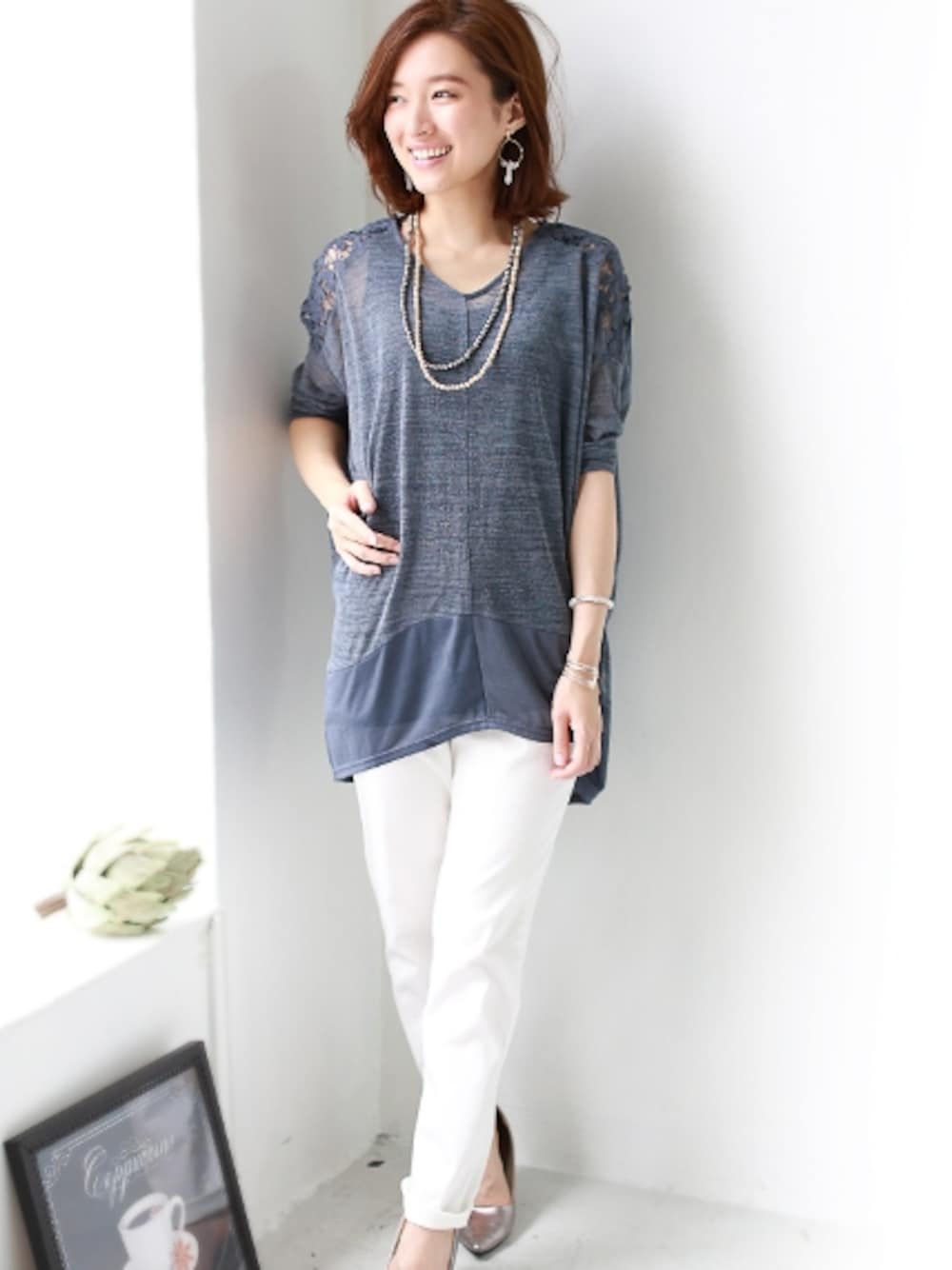 ブルー系のTシャツ/カットソーを着用したレディースの夏コーディネートの1枚目の写真