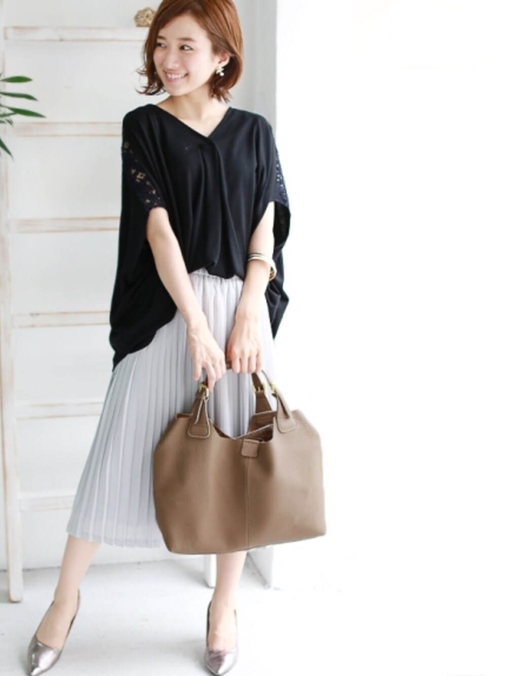 ブラウン系のショルダーバッグを着用したレディースの夏コーディネートの1枚目の写真