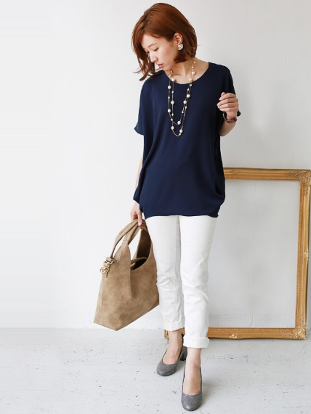 ベージュ系のパンプス、ブルー系のTシャツ/カットソー、ブラウン系のショルダーバッグを着用したレディースの夏コーディネートの1枚目の写真