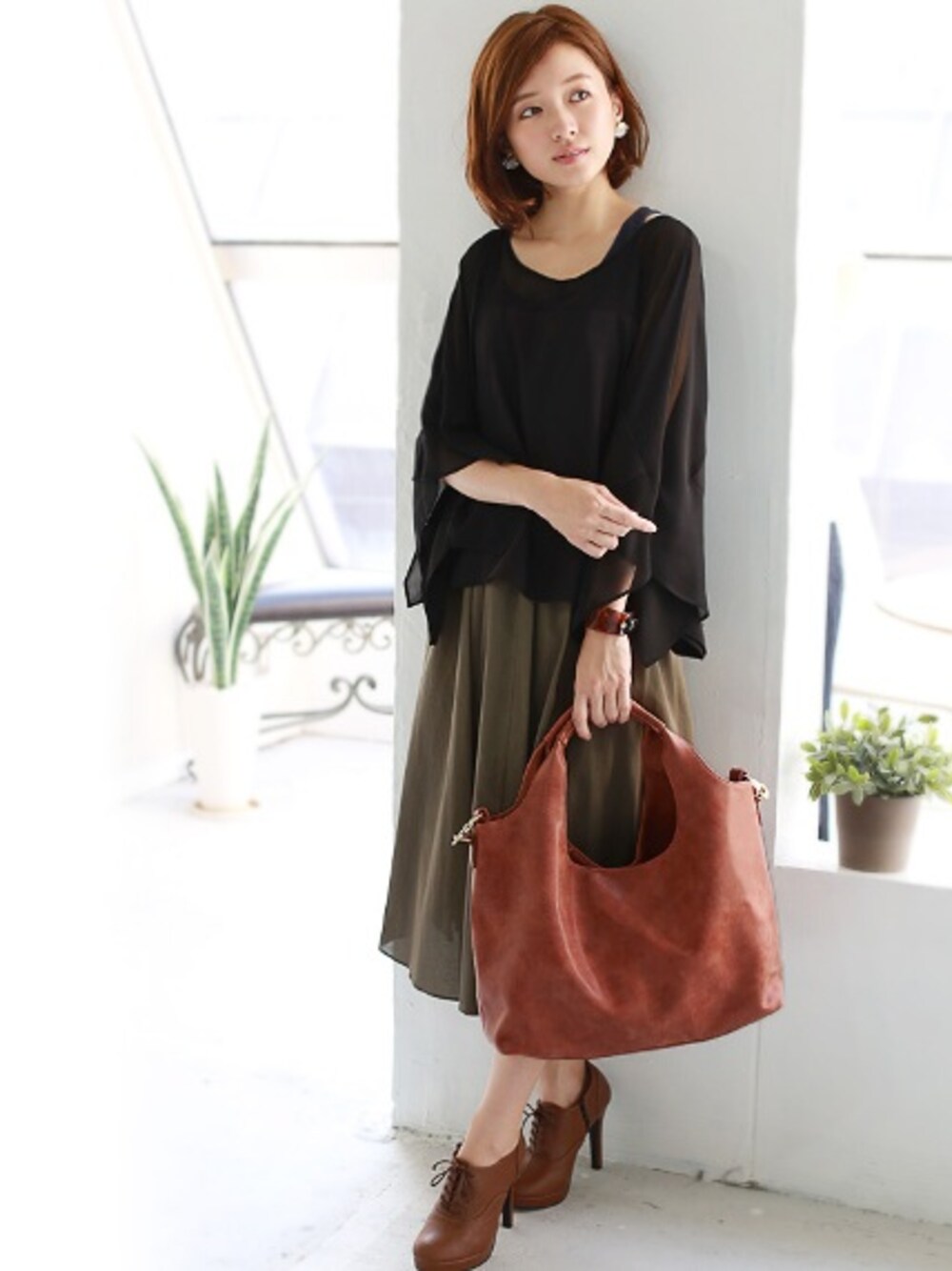 ブルー系のTシャツ/カットソー、ブラウン系のショルダーバッグ、ブラウン系のブレスレットを着用したレディースの夏コーディネートの1枚目の写真