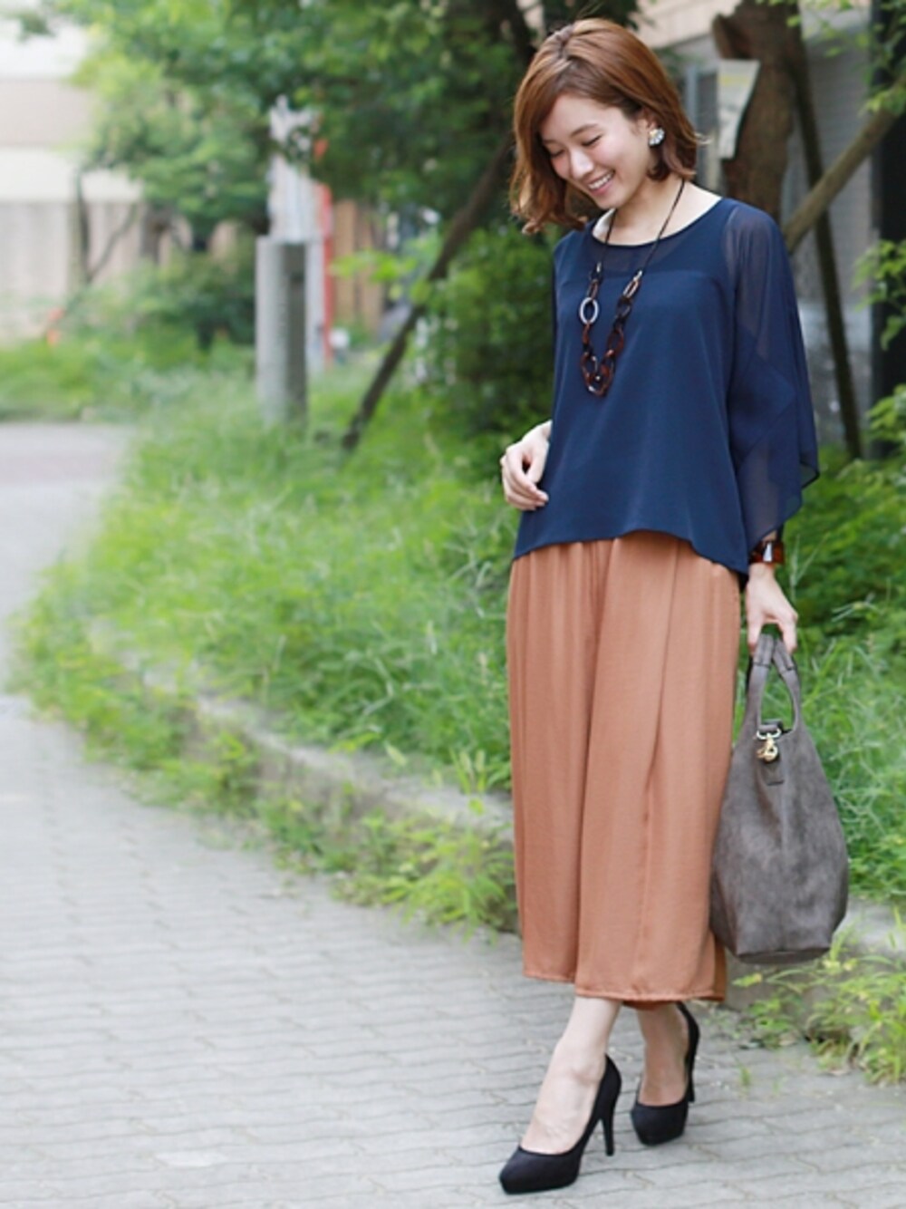 ブルー系のTシャツ/カットソー、ブラウン系のショルダーバッグ、ブラウン系のブレスレットを着用したレディースの夏コーディネートの1枚目の写真