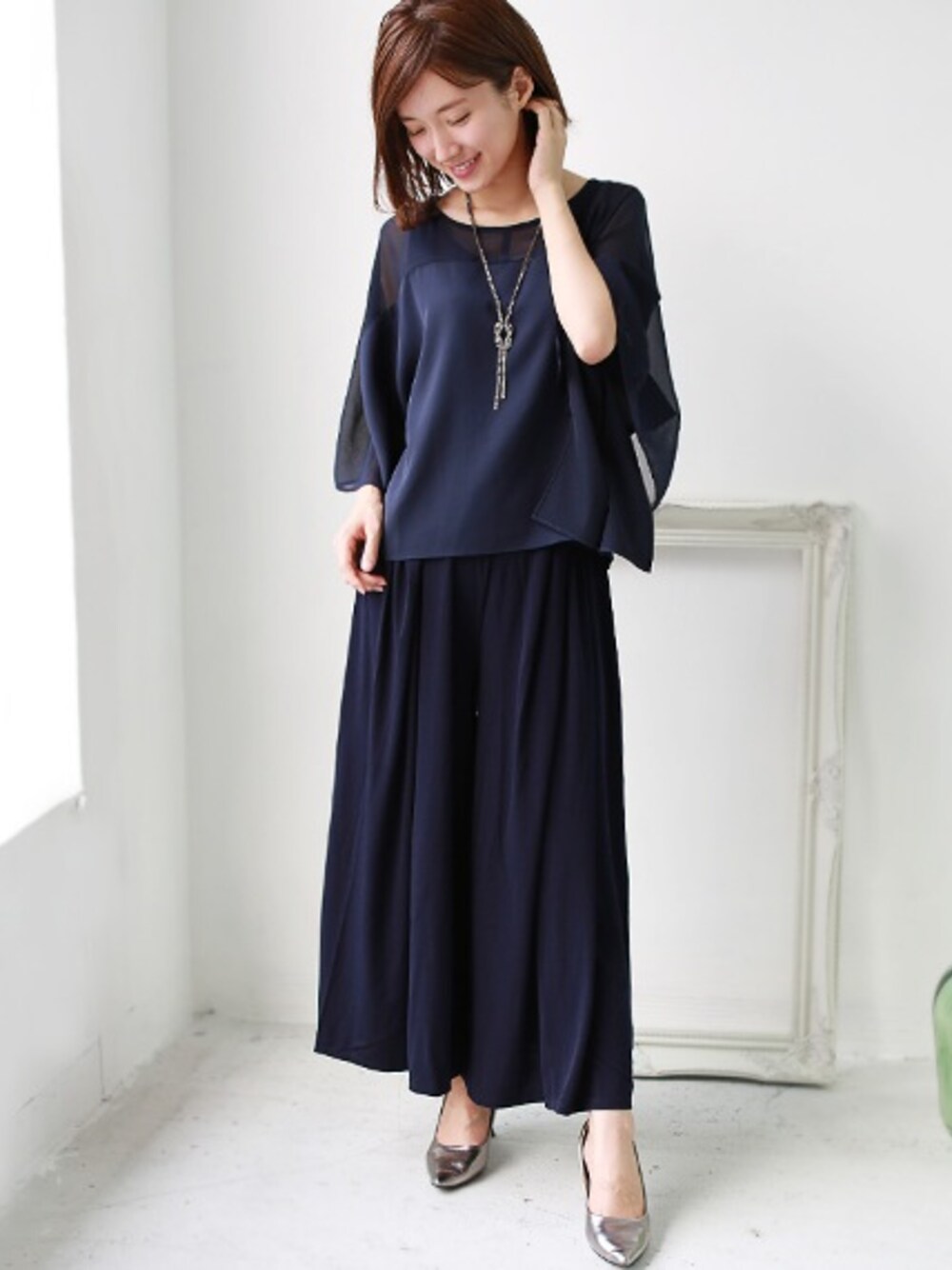 オレンジ系のその他パンツ、ブルー系のTシャツ/カットソーを着用したレディースの夏コーディネートの1枚目の写真