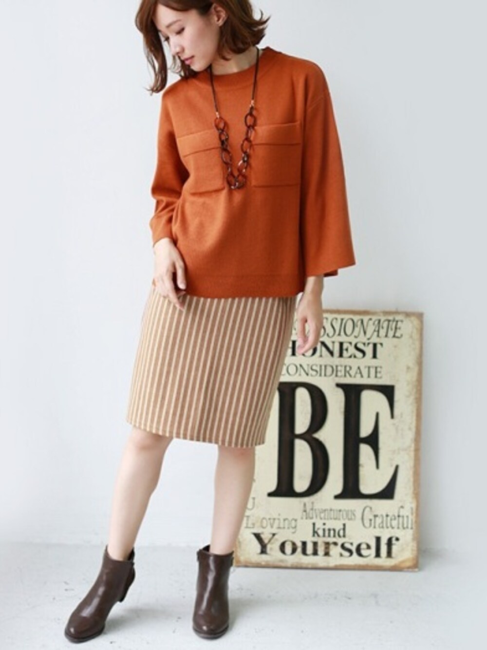 ブラウン系のブーティを着用したレディースの夏コーディネートの1枚目の写真