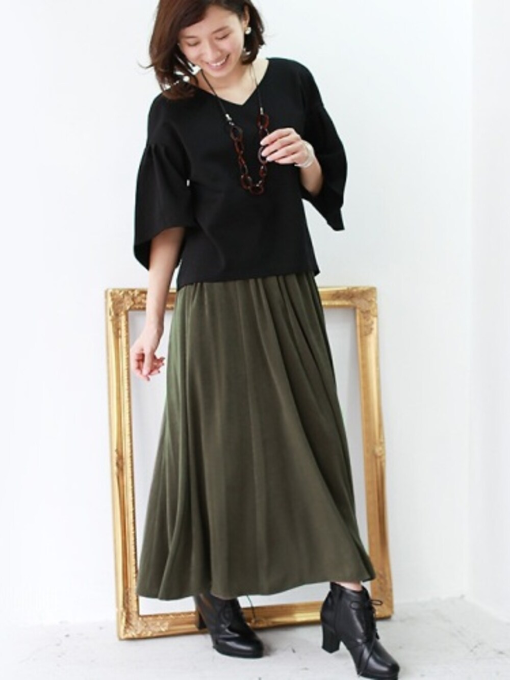 ブラック系のブーツを着用したレディースの夏コーディネートの1枚目の写真