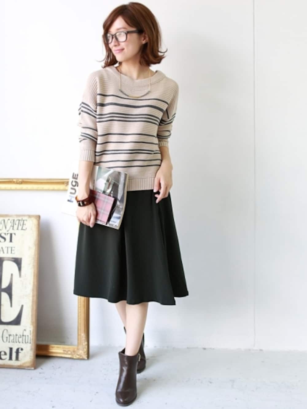 ブラウン系のブーティ、ブラウン系のブレスレット、グレー系のネックレスを着用したレディースの夏コーディネートの1枚目の写真