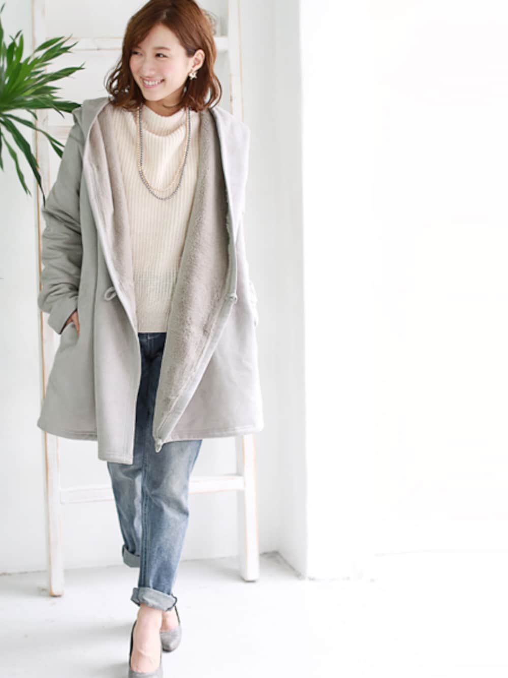 ベージュ系のムートンコート、ホワイト系のニット/セーター、ベージュ系のパンプスを着用したレディースの秋コーディネートの1枚目の写真