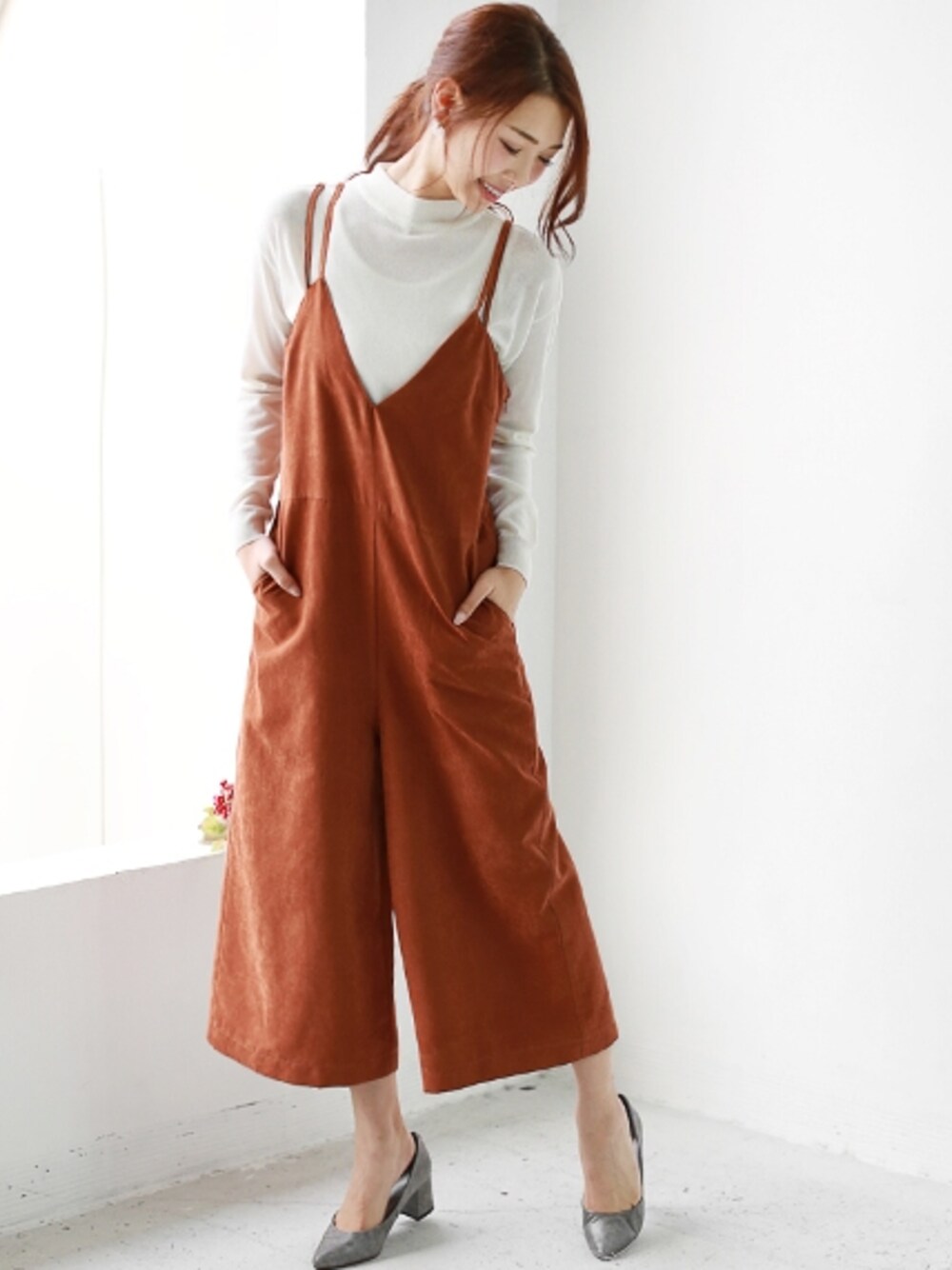 ブルー系のつなぎ/オールインワン、ベージュ系のパンプスを着用したレディースの秋コーディネートの1枚目の写真