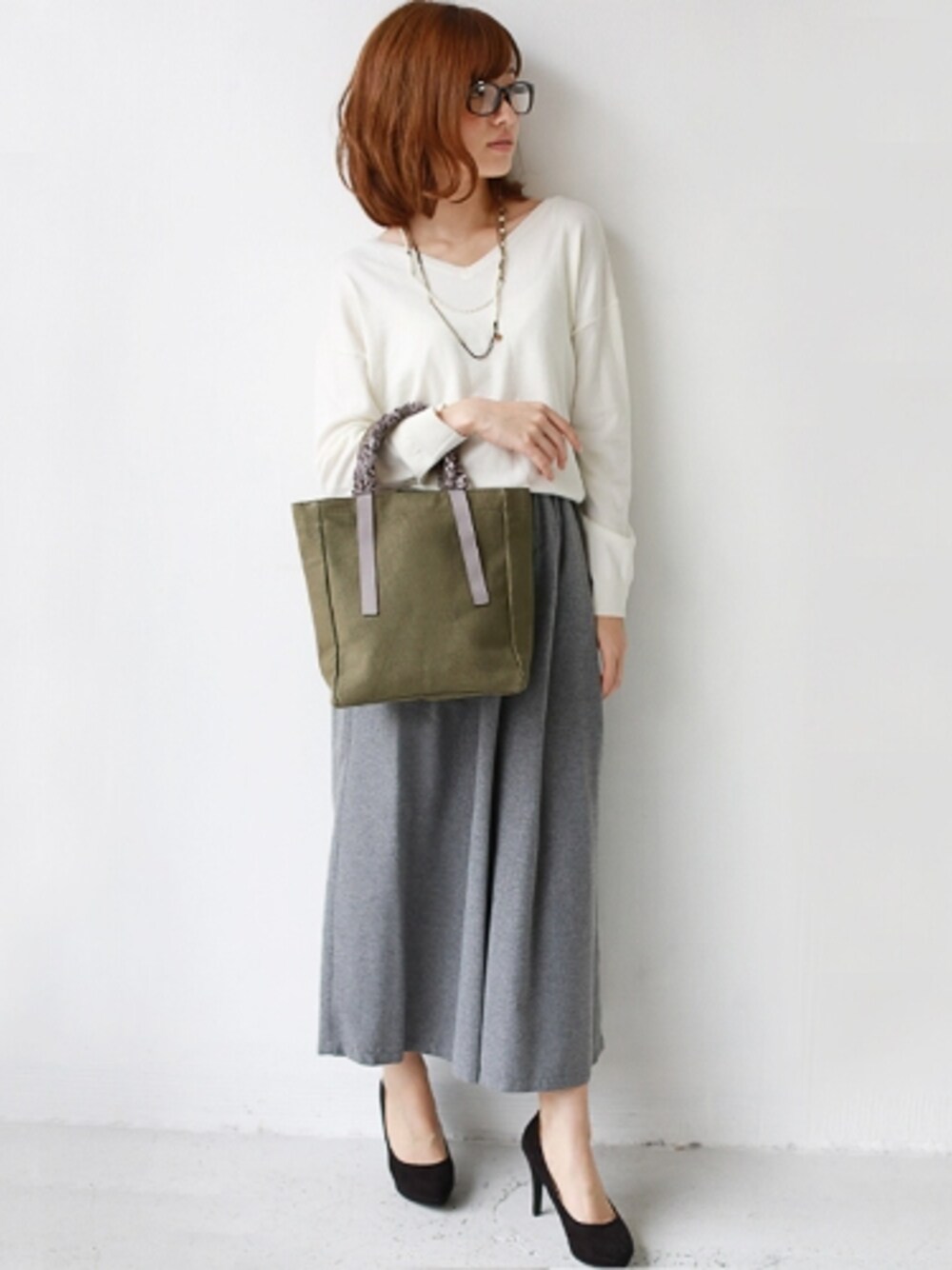 グリーン系のトートバッグを着用したレディースの秋コーディネートの1枚目の写真