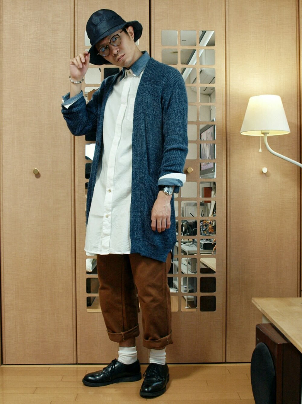 ホワイト系のジャケット/アウター、ブラウン系のその他パンツ、ブルー系のカーディガン/ボレロを着用したメンズの春コーディネートの1枚目の写真