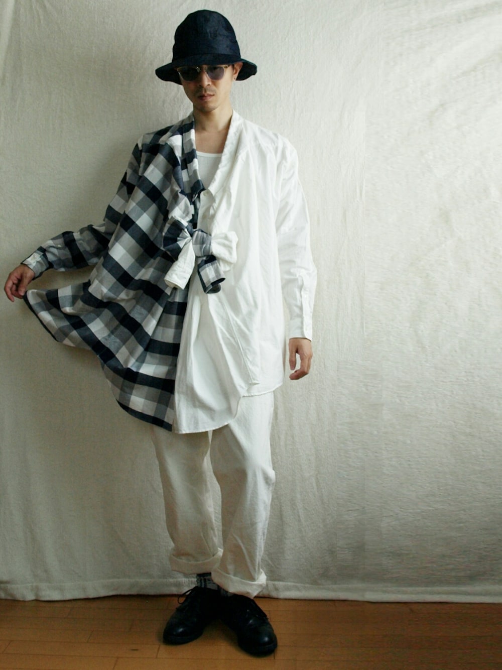 ホワイト系のデニムパンツ、ブラック系のシューズ、その他のシャツ/ブラウスを着用したメンズの春コーディネートの1枚目の写真