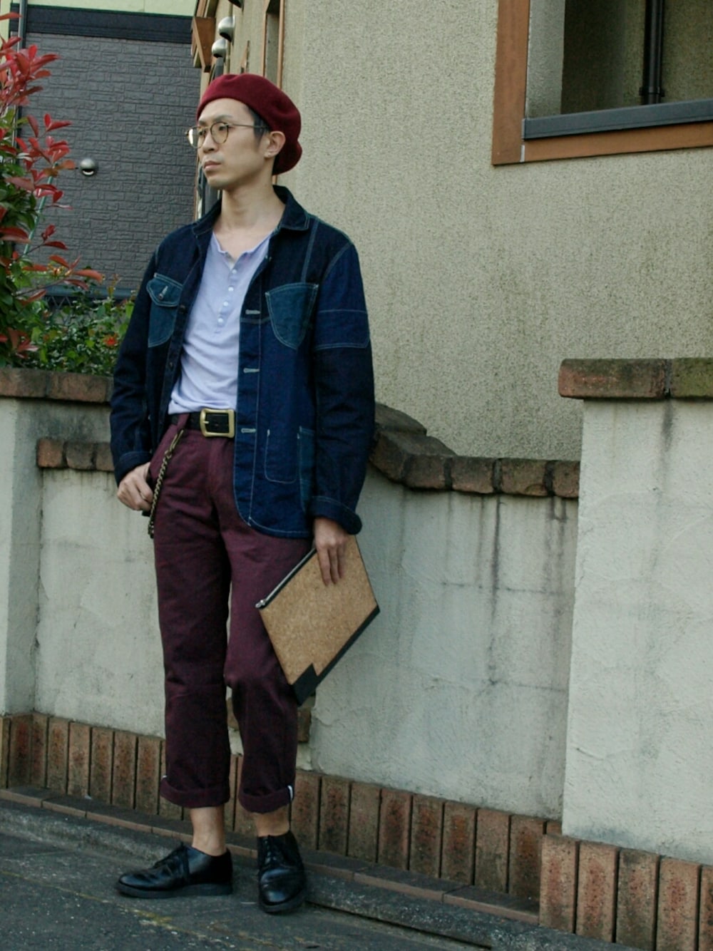 ブルー系のカバーオール、パープル系のTシャツ/カットソー、ブラウン系のクラッチバッグを着用したメンズの夏コーディネートの1枚目の写真