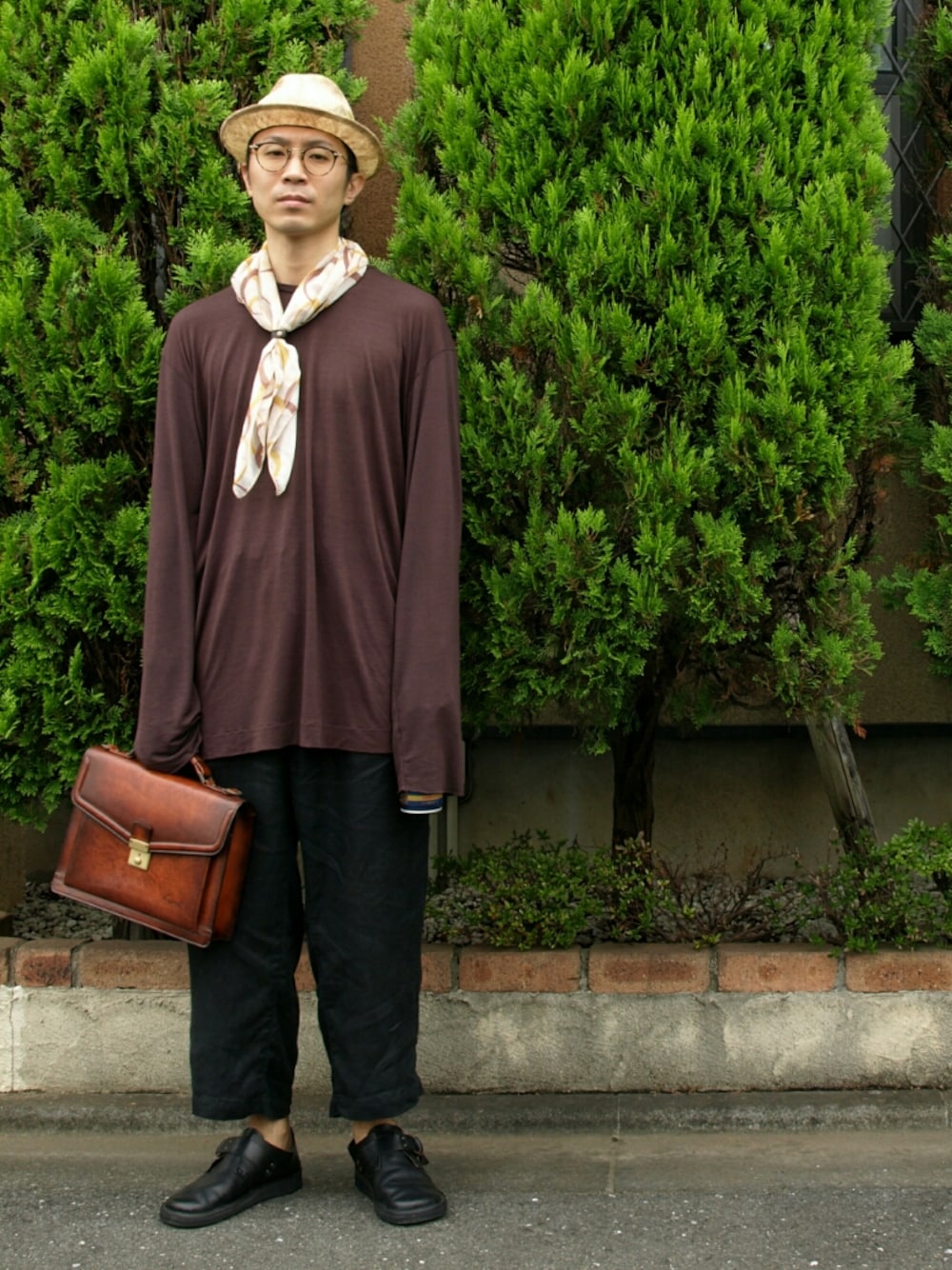 ブラック系のその他パンツ、ブラック系のサンダル、レッド系のTシャツ/カットソーを着用したメンズの夏コーディネートの1枚目の写真