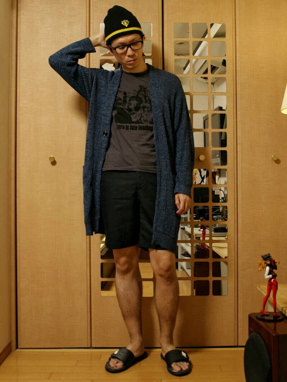 パープル系のTシャツ/カットソー、ブラック系のサンダル、ブラック系のパンツを着用したメンズの夏コーディネートの1枚目の写真