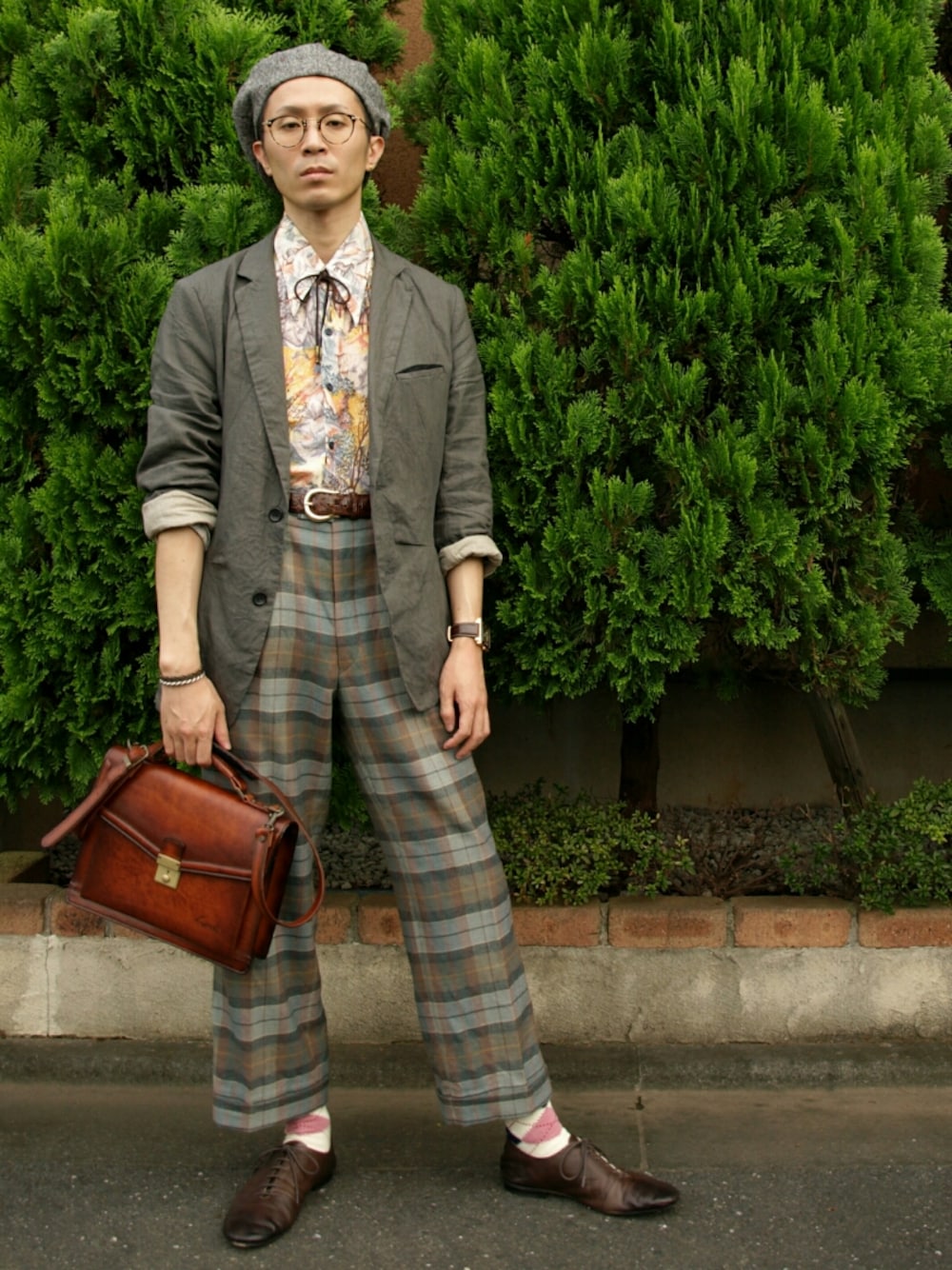 グリーン系のパンツ、ブラウン系のドレスシューズ、イエロー系のシャツ/ブラウスを着用したメンズの秋コーディネートの1枚目の写真