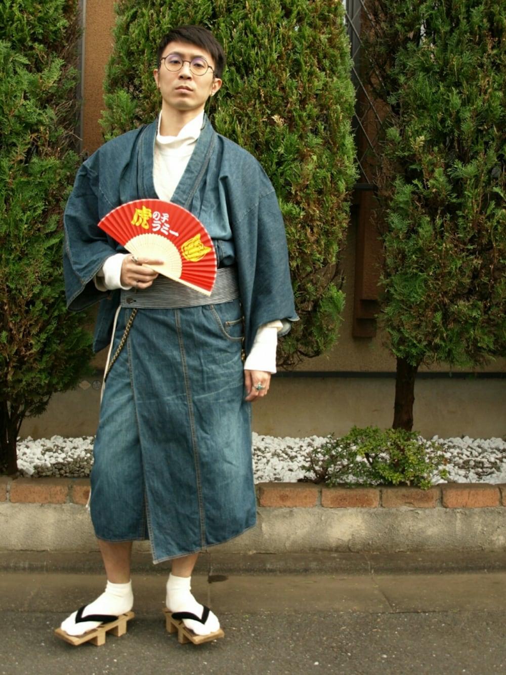 「虎の子ラミー、浴衣、デニム、デニム浴衣、下駄、WEAR HALLOWEEN 2016、The Mash、昭和レトロ、文豪スタイル、ライブスタイル」｜「虎の子ラミーのアイテム（扇子/うちわ、レッド系）」を使った、走一路さん（メンズ・175cm）の秋コーディネートの1枚目の写真