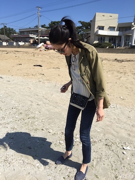 「海」｜「アイテム（ミリタリージャケット）」を使った、DANDAさん（レディース・168cm）の春コーディネート