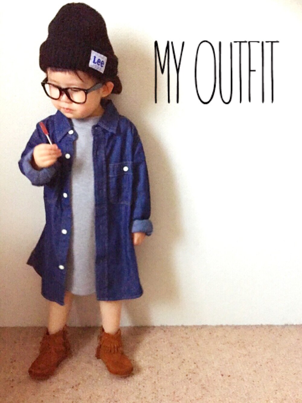 ブルー系のシャツ/ブラウス、ブラウン系のブーツ、グレー系のTシャツ/カットソーを着用したキッズの春コーディネートの1枚目の写真