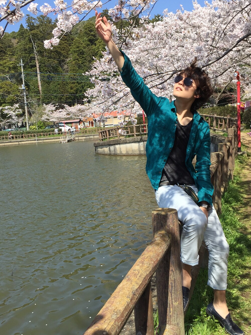 グリーン系のシャツ/ブラウス、ブルー系のデニムパンツ、ブラック系のTシャツ/カットソーを着用したメンズの春コーディネートの1枚目の写真