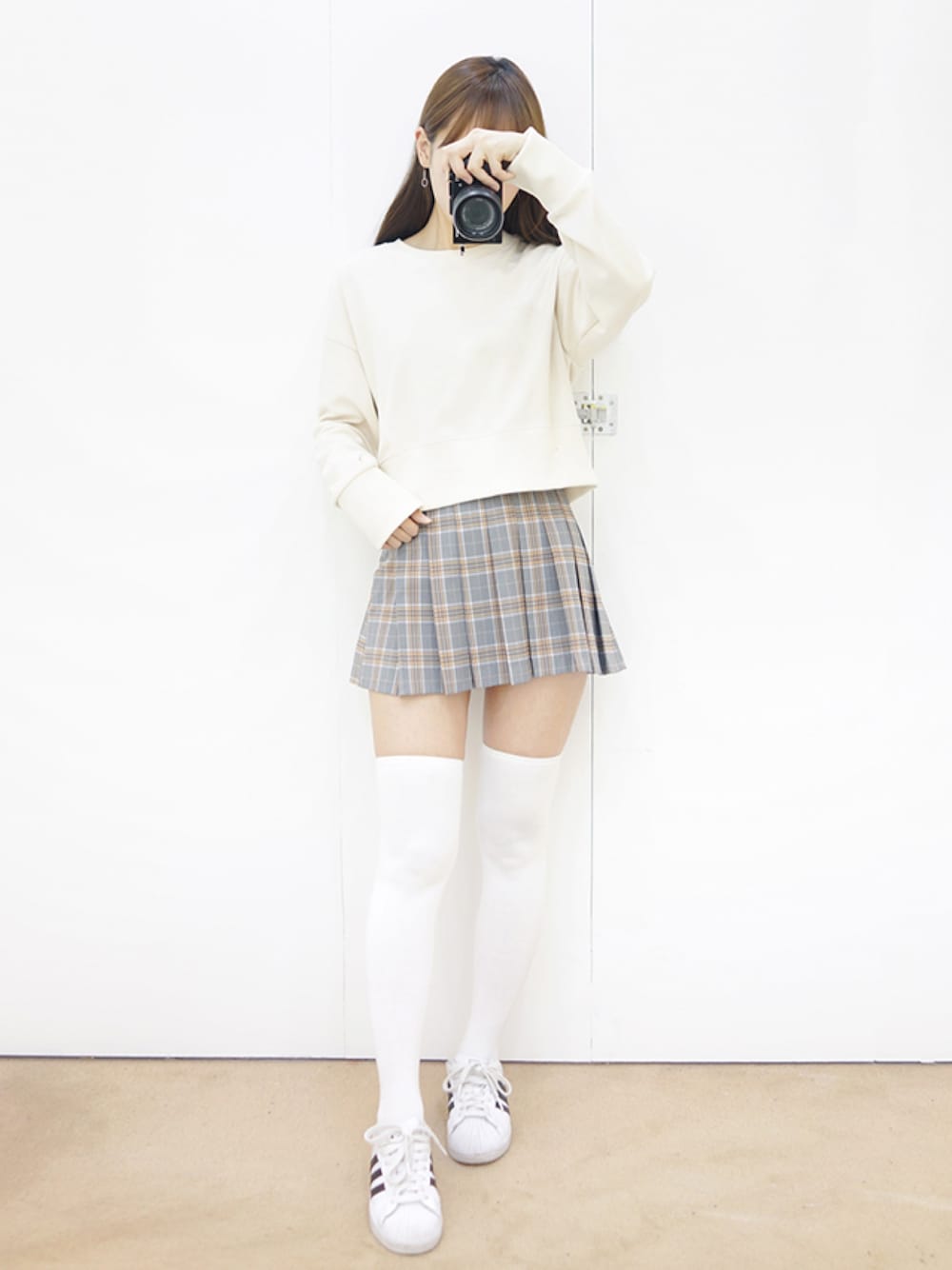 ベージュ系のTシャツ/カットソー、グレー系のスカートを着用したレディースの冬コーディネートの1枚目の写真