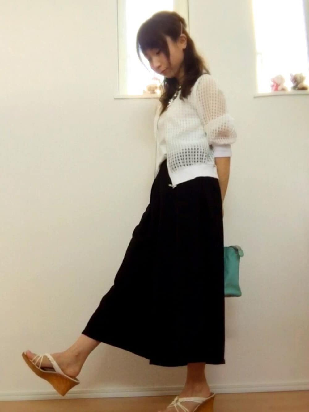 ホワイト系のブルゾン、ブラック系のその他パンツ、グリーン系のハンドバッグを着用したレディースの春コーディネートの1枚目の写真