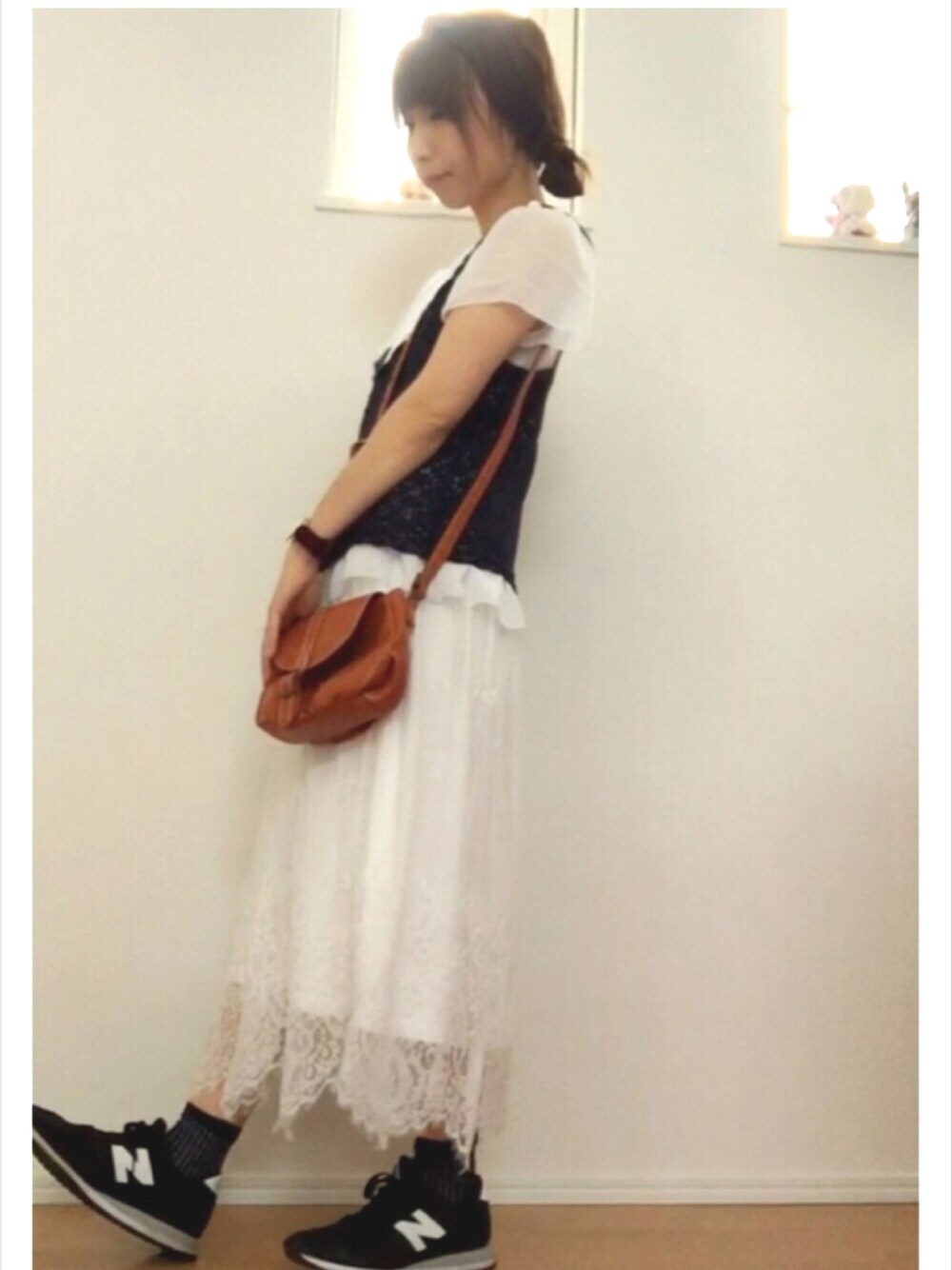 ホワイト系のスカート、ブラック系のスニーカー、ブルー系のTシャツ/カットソーを着用したレディースの夏コーディネートの1枚目の写真