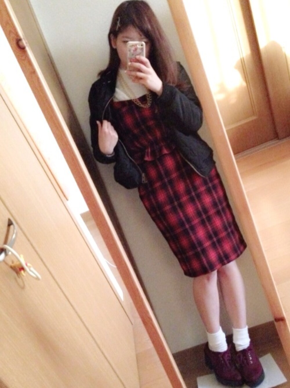 「赤×黒、赤、黒、hermans、ブルゾン、セットアップ、チェック、赤チェック、WOmB、GU」｜「HERMANSのビスチェ（アンサンブル、レッド系）」を使った、y u m iさん（レディース・155cm）の冬コーディネートの1枚目の写真