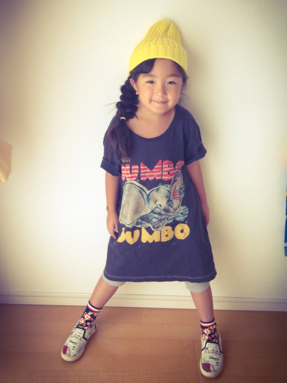 「ニット帽、Tシャツ、スウェット、スリッポン、リラックスコーデ、ブーフーウーWEARコンテスト、女の子、ディズニー」｜「BOOFOOWOOのS/STEE Lady's（Tシャツ/カットソー、ブラック系）」を使った、koharuさん（キッズ・110cm）の夏コーディネートの1枚目の写真